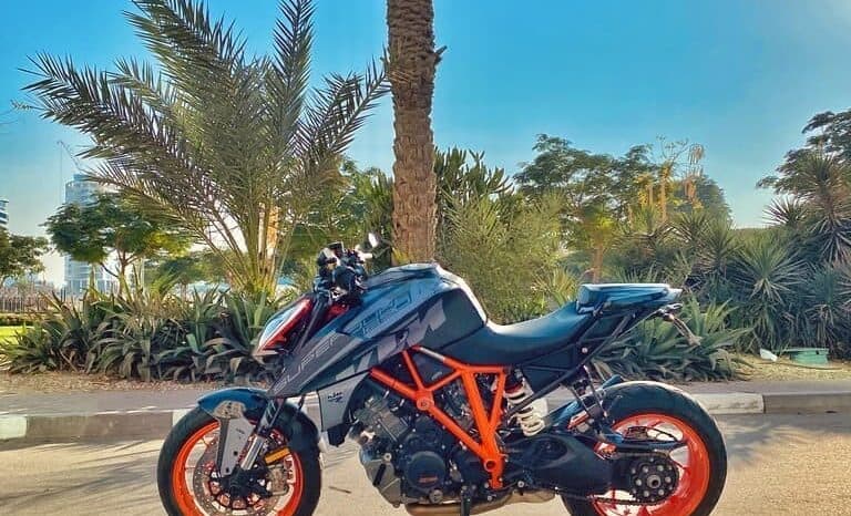 
								KTM 1290 Super Duke R 2018 full									